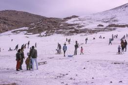 Image du Maroc Professionnelle de  La station de ski de l'Oukaimden située su la chaine de montagne du du haut Atlas, Samedi 22 Février 1987. (Photo / Abdeljalil Bounhar) 